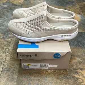 Easy Spirit white traveltime sneakers size 9 in new condition